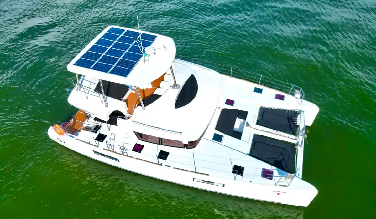 Catamaran Leopard 52